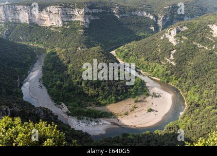 Ardèche-Schlucht, Gorges de l'Ardèche, Blick vom Aussichtspunkt Balcon des Templiers in der Flussschleife des Cirque De La Madeleine Stockfoto