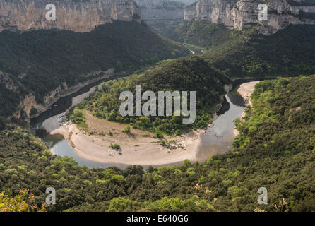 Ardèche-Schlucht, Gorges de l'Ardèche, Blick vom Aussichtspunkt Balcon des Templiers in der Flussschleife des Cirque De La Madeleine Stockfoto
