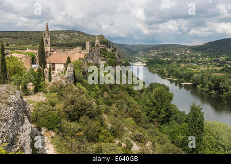 Dorf von Aiguèze, Les Plus Beaux Dörfer de France, am Eingang der Ardèche-Schlucht, Aiguèze, Languedoc-Roussillon Stockfoto