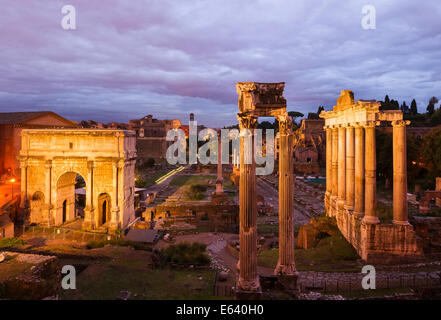 Bogen des Septimius Severus, 203 n. Chr. Tempel des Vespasian, 79 n. Chr., ionische Säulen und Kapitelle der Tempel des Saturn oder Tempio di Stockfoto