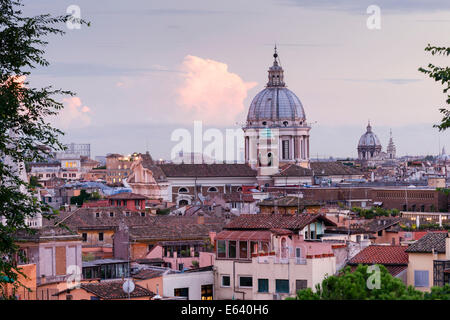 Blick vom Pincio auf die Kuppel der Kirche von Santi Ambrogio e Carlo, auch San Carlo al Corso, die Kuppel des Pantheon an Stockfoto