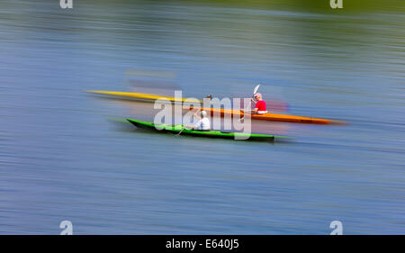 Senioren auf dem Kanu Reise auf dem Fluss Havel, Spandau, Berlin, Deutschland Stockfoto