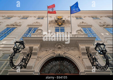 Ehemalige Stadt Palast von Prinz Eugene, erbaut 1697-1698, mit der Flagge von Österreich und Europa flankieren die Wappen der Teutonen Stockfoto