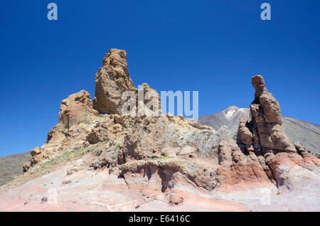 Roques de Garcia Felsformation, die schneebedeckten Pico del Teide auf der Rückseite, UNESCO-Weltkulturerbe, Parque National del Stockfoto