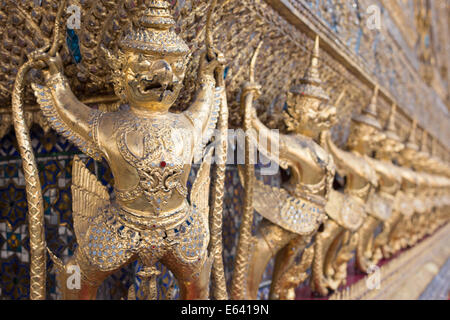 Details der Garuda vor dem Tempel des Smaragd-Buddha, dem Grand Palace, Bangkok, Thailand Stockfoto