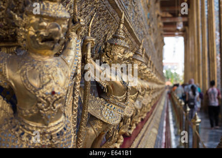 Details der Garuda vor dem Tempel des Smaragd-Buddha, dem Grand Palace, Bangkok, Thailand Stockfoto