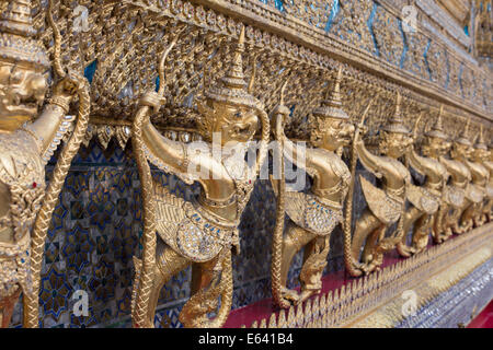 Details der Garuda vor dem Tempel des Smaragd-Buddha, dem Grand Palace, Bangkok, Thailand Stockfoto