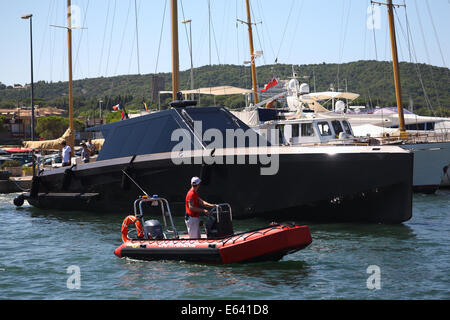 Boot aus St Tropez Hafen mit Hilfe von Hafenmeister Stockfoto