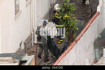 Santos, Brasilien. 13. August 2014. SP EDUARDO CAMPOS/MORTE - POLÍTICA - Peritos, Investigadores e Bombeiros Trabalham keine lokalen da Queda da Aeronave Candidato À Presidência da República Pelo PSB, Eduardo Campos, Em Santos, keine Litoral Sul de São Paulo, Nesta Quarta-Feira (13). Keine Acidente, de Acordo com Infraero, Morreram, Além de Campos, os Pilotos Geraldo Cunha e Marcos Martins, o Assessor de Imprensa Carlos Augusto Leal Filho, o Fotógrafo Alexandre Gomes e Silva e Ainda Pedro Valadares Neto e Marcelo Lira. 13.08.2014 - Credit: Dpa picture-Alliance/Alamy Live News Stockfoto