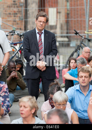 Berlin, Deutschland. 13. August 2014. Markus Droege, Bischof der evangelischen Kirche Berlin-Brandenburg-schlesische Oberlausitz betet für den Frieden mit Christen, Muslimen und Juden vor der Marienkirche in Berlin, Deutschland, 13. August 2014. Foto: OLIVER MEHLIS/Dpa/Alamy Live News Stockfoto