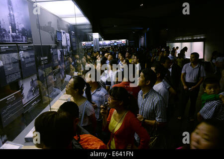 Nanjing. 14. August 2014. Menschen besuchen die Gedenkstätte der Opfer im Massaker von Nanjing von japanischen Invasoren in Nanjing, der Hauptstadt der ostchinesischen Provinz Jiangsu, 14. August 2014, am Vorabend zum 69. Jahrestag der bedingungslosen Kapitulation Japans am Ende des zweiten Weltkriegs. Bildnachweis: Zhao Peng/Xinhua/Alamy Live-Nachrichten Stockfoto