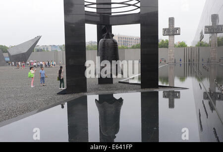 Nanjing. 14. August 2014. Menschen besuchen die Gedenkstätte der Opfer im Massaker von Nanjing von japanischen Invasoren in Nanjing, der Hauptstadt der ostchinesischen Provinz Jiangsu, 14. August 2014, am Vorabend zum 69. Jahrestag der bedingungslosen Kapitulation Japans am Ende des zweiten Weltkriegs. Bildnachweis: Zhao Peng/Xinhua/Alamy Live-Nachrichten Stockfoto