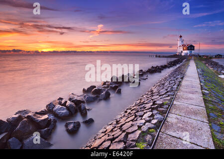 Der Leuchtturm der Insel Marken, Niederlande. Bei Sonnenaufgang fotografiert. Stockfoto