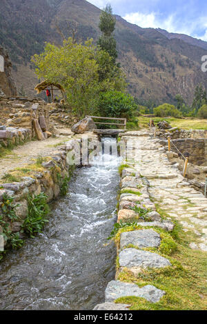 Wasserversorgungsanlagen für AncientInca an der alten Inka Ruinen in Ollantaytambo in Peru Stockfoto