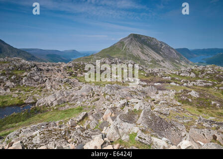 Blick auf hohen Felsen vom Gipfel des Heuhaufen, Alfred Wainwrights Lieblings fiel, Lake District, Cumbria Stockfoto