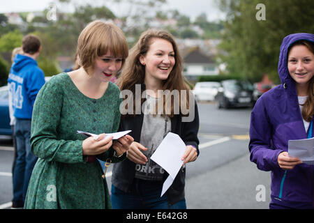 Aberystwyth, Wales, UK. 14. August 2014. Schüler an Penglais Aberystwyth Wales UK erhält ihre A-Level-Prüfungsergebnisse am 14. August 2014. Bildnachweis: Keith Morris/Alamy Live-Nachrichten Stockfoto