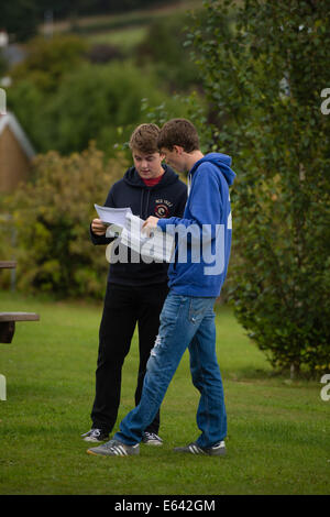 Aberystwyth, Wales, UK. 14. August 2014. Schüler an Penglais Aberystwyth Wales UK erhält ihre Prüfungsergebnisse AS Level am 14. August 2014. Bildnachweis: Keith Morris/Alamy Live-Nachrichten Stockfoto