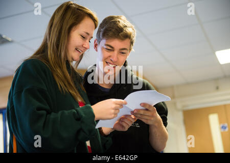 Aberystwyth, Wales, UK. 14. August 2014. Schüler an Penglais Aberystwyth Wales UK erhält ihre A-Level-Prüfungsergebnisse am 14. August 2014. Bildnachweis: Keith Morris/Alamy Live-Nachrichten Stockfoto