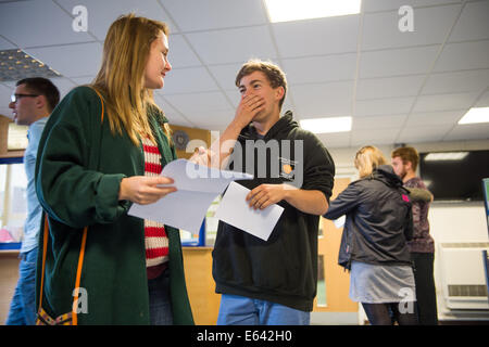 Aberystwyth, Wales, UK. 14. August 2014. Schüler an Penglais Aberystwyth Wales UK erhält ihre A-Level-Prüfungsergebnisse am 14. August 2014. Bildnachweis: Keith Morris/Alamy Live-Nachrichten Stockfoto