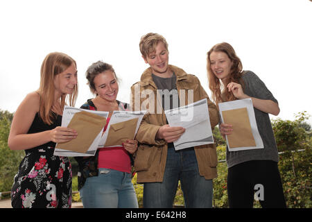 Schülerinnen und Schüler erhalten ihre A-Level-Ergebnisse bei Bromsgrove der North High School UK Stockfoto