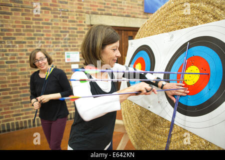 Indoor Bogenschießen Lektion "Erlebnis Bogenschießen" in London, England, UK Stockfoto