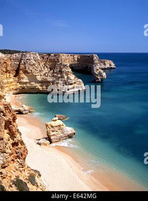 Große Felsen entlang der Küste, Praia da Marinha, Algarve, Portugal, Westeuropa. Stockfoto