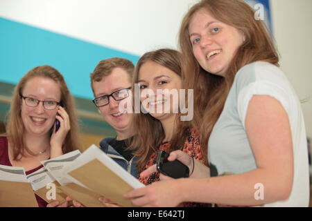 Schülerinnen und Schüler erhalten ihre A-Level-Ergebnisse bei Bromsgrove der North High School UK Stockfoto