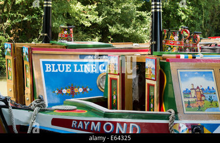 Bunte historische Narrowboats am Grand Union Canal. Blisworth, Northamptonshire, England. Stockfoto