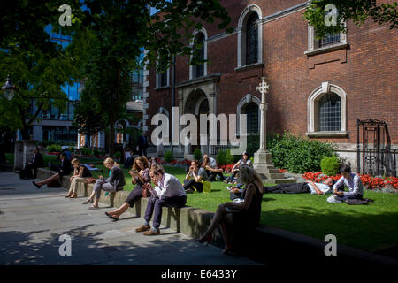 Zur Mittagszeit Sonne für Büroangestellte der City of London auf dem Gelände des St. Botolph's ohne Bishopsgate Kirche.  Christlicher Gottesdienst wurde vermutlich seit der Römerzeit an dieser Stelle an die Kirche von St. Botolph ohne Bishopsgate angeboten. Die ursprüngliche sächsische Kirche, die Grundlagen von denen entdeckt wurden, als die heutige Kirche errichtet wurde, wird als "Sancti Botolfi Extra Bishopesgate" 1212 erstmals erwähnt. (Weitere Titel in der Beschreibung...) Stockfoto