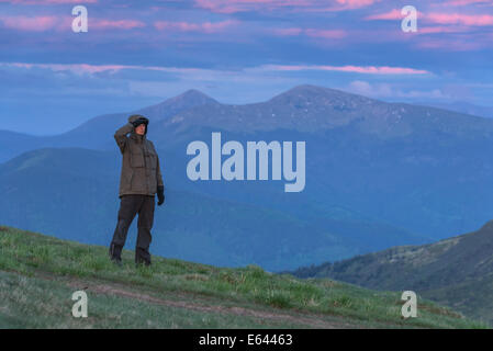 allein Tourist auf Berggipfel Stockfoto