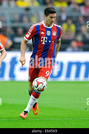 Dortmund, Deutschland. 13. August 2014. Fußball, Deutschland, Supercup, Signal-Iduna-Park Dortmund: Borussia Dortmund, BVB - FC Bayern München, FCB 2:0; Robert Lewandowski (FCB). Bildnachweis: UKraft/Alamy Live-Nachrichten Stockfoto