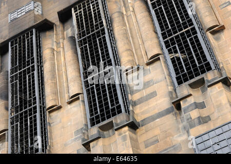 Glasgow School of Art Windows zeigen Schäden durch das Feuer am 23. Mai 2014. Stockfoto