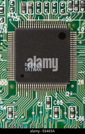 Leiterplatte mit einem Controller-Chip und leitfähigen Spuren Detailgenauigkeit. Stockfoto