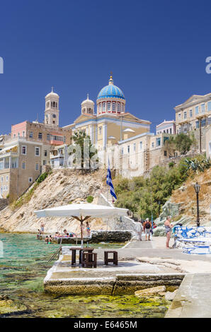 Agios Nikolaos Strand unterhalb der blauen Kuppel-Kirche St. Nikolas, Ermoupoli, Syros Insel, Kykladen, Griechenland Stockfoto