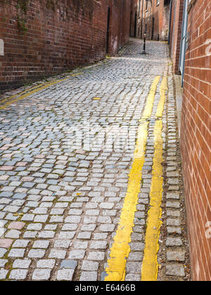 doppelte gelbe Linien auf eine Lane Coventry Stockfoto