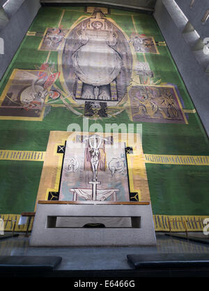 Gobelin hinter dem Altar am nördlichen Ende der Kathedrale von Coventry, England. Stockfoto