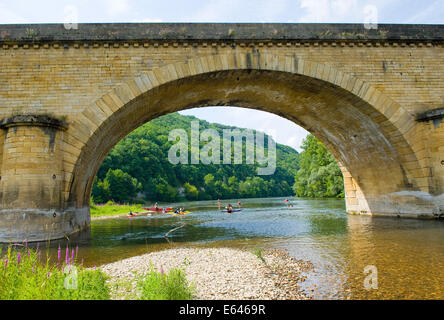 Bogen der Brücke Grolejac über den Fluss Dordogne in Frankreich Stockfoto