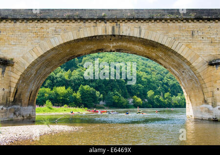 Bogen der Brücke Grolejac über den Fluss Dordogne in Frankreich Stockfoto