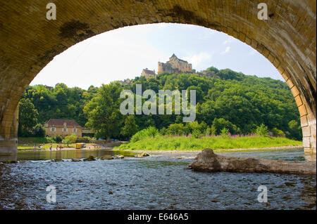 Bogen der Brücke Grolejac über den Fluss Dordogne in Frankreich mit einem Schloss auf dem Berg Stockfoto