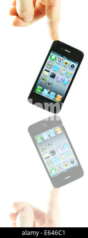 LONDON, UK - 22. April 2011: iPhone 4 mit Anwendungen isoliert gegen weiß (illustrative Redaktion) Stockfoto