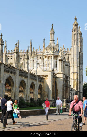 CAMBRIDGE, UK - 25. April 2011: Touristen bewundern alten Architektur im historischen Zentrum von Cambridge Stockfoto