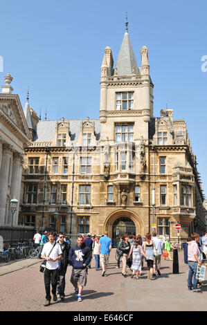 CAMBRIDGE, UK - 25. April 2011: Touristen bewundern alten Architektur im historischen Zentrum von Cambridge Stockfoto