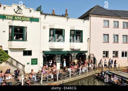 CAMBRIDGE, UK - 25. April 2011: Touristen genießen ihre Zeit in einem traditionellen Pub und einer Terrasse in Cambridge Stockfoto