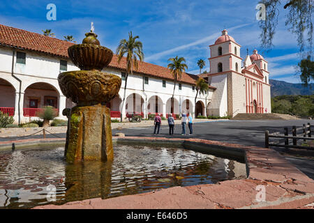 Wasserbrunnen vor der Mission Santa Barbara. Santa Barbara, Kalifornien, USA. Stockfoto