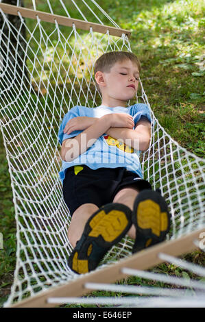 Jungen schlafen in der Hängematte Stockfoto