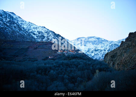 Kasbah de Toubkal, den höchsten Berg Mount Toubkal in Nordafrika 4167 Mt, schneebedeckten, Imlil-Tal, Hills, Umgebung, Marokko Stockfoto