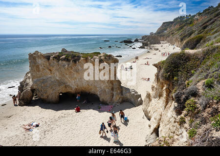 Menschen zu Fuß auf El Matador Beach in der Nähe von Malibu. Kalifornien, USA. Stockfoto