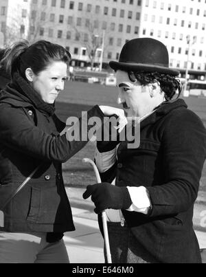 LONDON, UK - 5. März 2011: Charlie Chaplin unterhält Touristen auf den Straßen von London Stockfoto