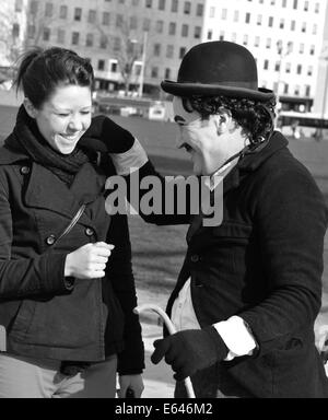 LONDON, UK - 5. März 2011: Charlie Chaplin unterhält Touristen auf den Straßen von London Stockfoto