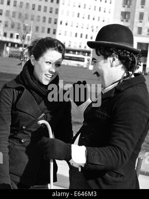 LONDON, UK - 5. März 2011: Charlie Chaplin unterhält Touristen auf den Straßen von London Stockfoto